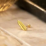 پیرسینگ گوش طرح پر